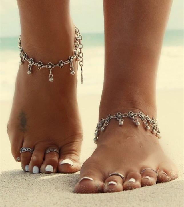 Ankle bracelet with flowers