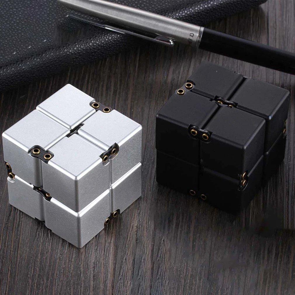 Anti-stress toy helps concentration – Infinity fidget cube