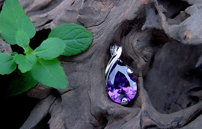 Amethyst-colored water drop pendant